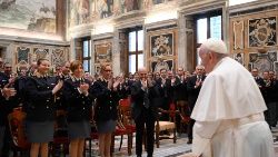 Sveti Otac s osobljem talijanske Središnje uprave za borbu protiv kriminala