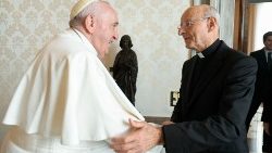 Franziskus im November letzten Jahres mit dem leitenden Prälaten des Opus Dei