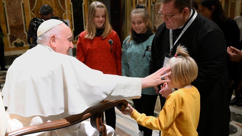 Alt wie jung, Menschen mit Behinderung und ohne - alle haben ihren Platz in der Kirche, so der Papst
