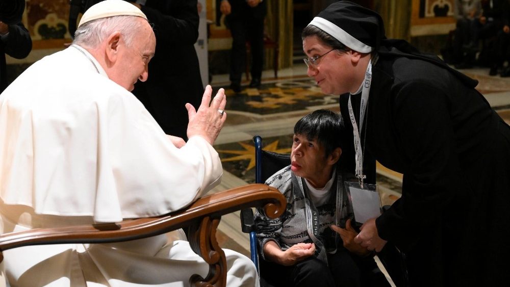 Papst Franziskus bei der Audienz anlässlich des Internationalen Tags für Menschen mit Behinderung am 3.12.2022 im Vatikan