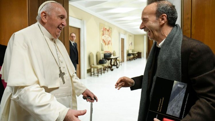 Papst Franziskus und Roberto Benigni bei einem Treffen im Jahr 2022