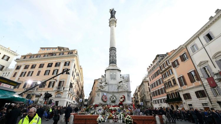 Dwunastometrową kolumnę zaprojektował architekt Luigi Poletti. Na jej szczycie wznosi się wykonana z brązu statua autorstwa rzeźbiarza Giuseppe Obiciego
