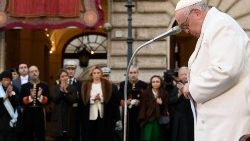 Il Papa lo scorso anno durante l'omaggio all'Immacolata in Piazza di Spagna