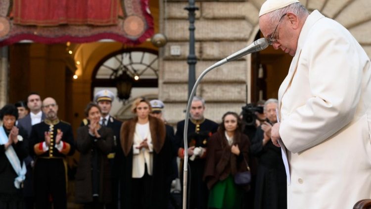Il Papa lo scorso anno durante l'omaggio all'Immacolata in Piazza di Spagna