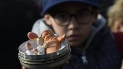 Падчас благаслаўлення фігурак Дзіцятка Езуса – Бамбінэлі на Плошчы Святога Пятра