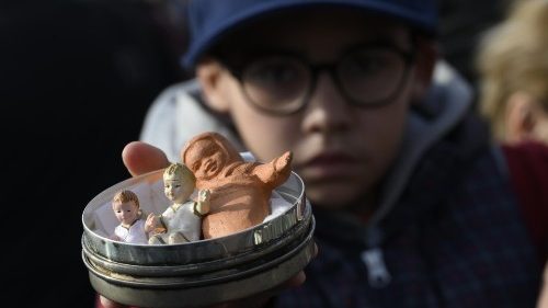 Bendición de las estatuillas del Niño Jesús en la Plaza de San Pedro (foto de archivo)