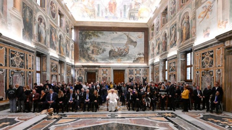 2022.12.12 इटली के नेत्रहीन एवं दृष्टिबाधित युवा संगठन के सदस्यों के साथ सन्त पापा फ्राँसिस 