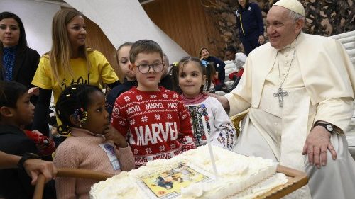 Geburtstagstorte für Papst Franziskus beim Treffen mit Kindern im Vatikan