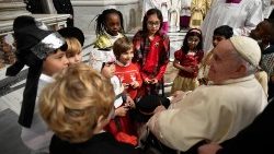 Papst Franziskus mit einigen Kindern