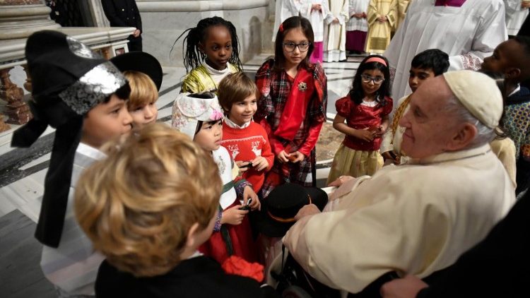 Papst Franziskus mit einigen Kindern