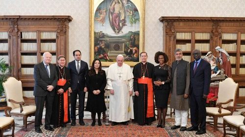 Los miembros de la comisión de asignación del Premio Zayed en audiencia con el Papa