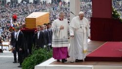 Bei der Totenmesse für den emeritierten Papst Benedikt XVI. auf dem Petersplatz