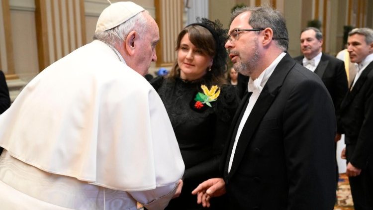 Papa Francesco saluta l'ambasciatore dell'Ucraina presso la Santa Sede, Andrii Yurash, con la moglie