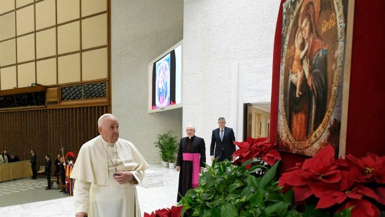 Logo ao entrar na Sala Paulo VI, o olhar atento do Santo Padre ao ícone mariano