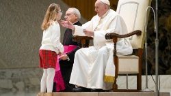 O Papa cumprimenta uma menina da Comunidade Papa João XXIII
