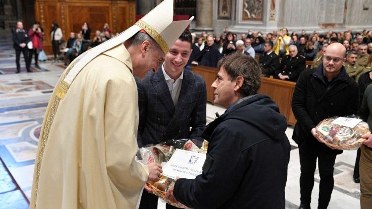 L'offertorio durante la messa celebrata in Vaticano