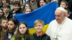 O Papa Francisco e as crianças ucranianas durante a Audiência Geral
