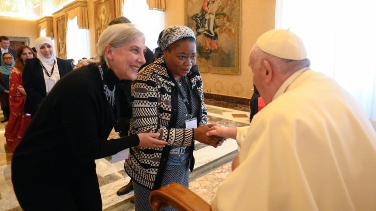 Il saluto al Papa di alcuni partecipanti alla Conferenza Internazionale "Women Building a Culture of Encounter Interreligiously"