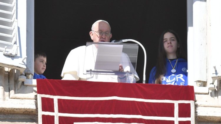 Der Papst mit zwei Kindern der Katholischen Aktion am Fenster seines Arbeitszimmers