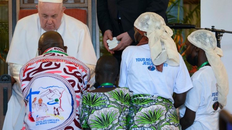 프란치스코 교황과 콩고민주공화국 동부 지역 폭력사태 피해자들과의 만남 