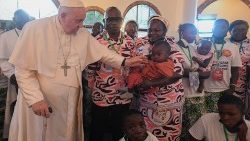 Franziskus begegnet Überlebenden von Gewalt im Kongo
