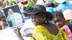 Eine Teilnehmerin an dem Treffen im Märtyrer-Stadion von Kinshasa