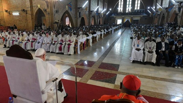 البابا فرنسيس يلتقي الكهنة والشمامسة والمكرسين والإكليريكيين في كينشاسا 