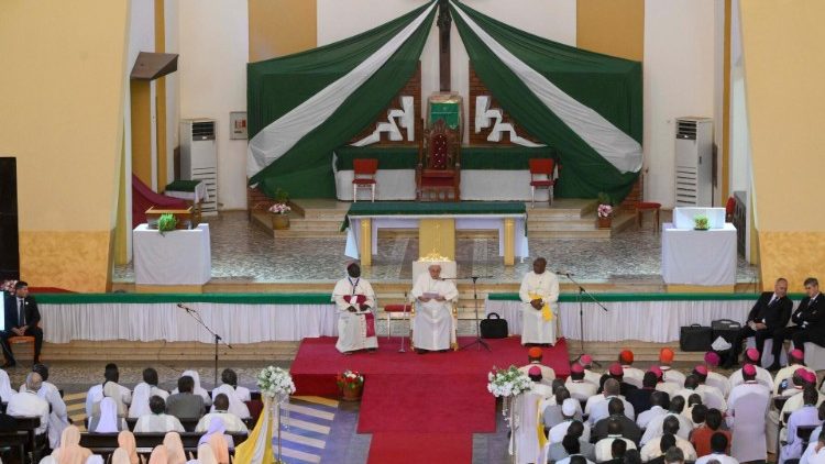 البابا فرنسيس يلتقي الأساقفة والكهنة والشمامسة والمكرسات والمكرّسين والإكليريكيين في جنوب السودان 