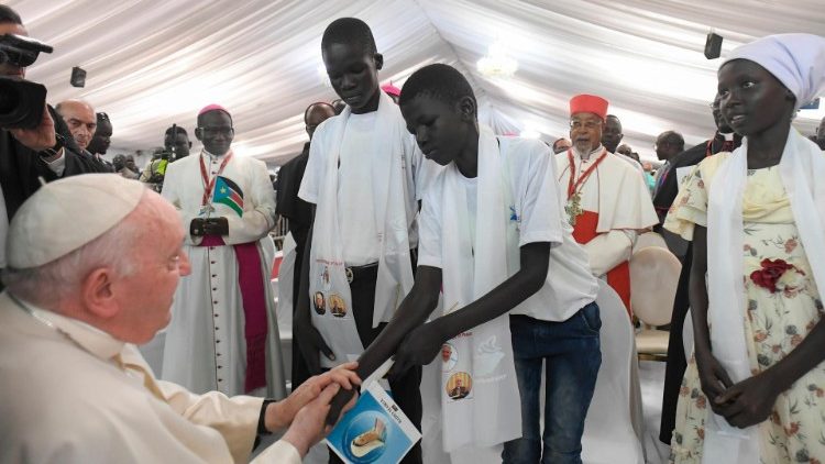 Papež Frančišek in trije mladi, ki že več let živijo v taboriščih za notranje razseljene osebe