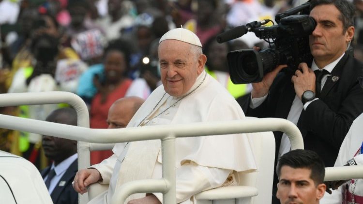 Papa Francesco sulla papamobile durante uno dei bagni di folla del suo viaggio apostolico in Africa