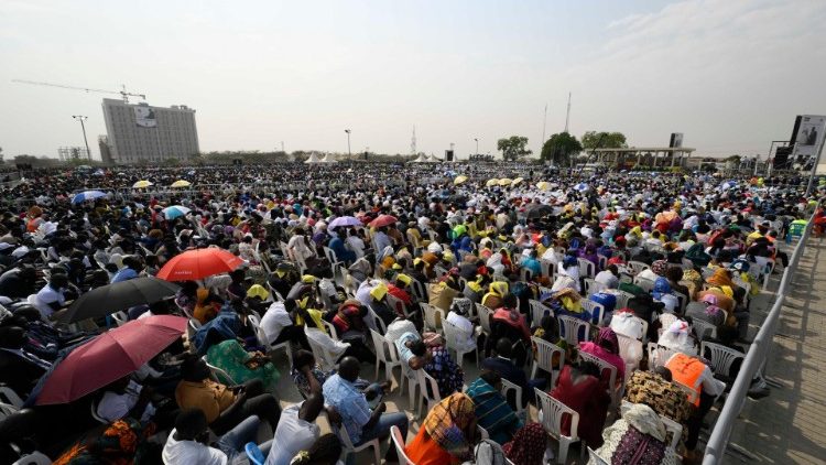 남수단 사도 순방 마지막 일정으로 주바에서 거행된 미사에 참례한 10만 명이 넘는 신자들