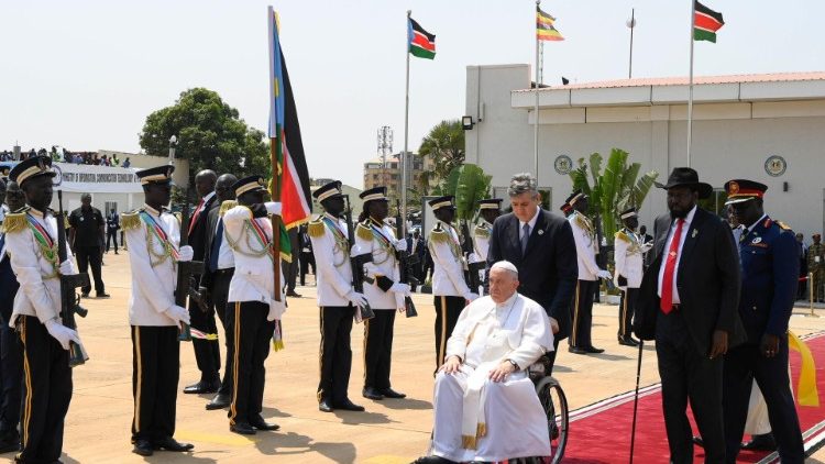 Papst Franziskus im Rollstuhl - bei seiner Afrikareise im Februar 2023