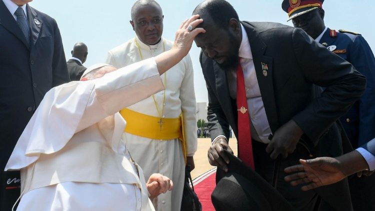 Südsudans Präsident mal ohne Hut: Franziskus segnet Salva Kiir