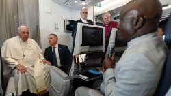 Popiežiaus, Kenterberio arkivyskupo ir Škotijos Bažnyčios moderatoriaus spaudos konferencija pakeliui į Romą iš Džubos (2023 vasario 5 d.)