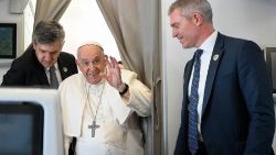 Popiežius lėktuve pakeliui iš Džubos į Romą
