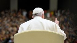 Papa saúda os presentes na Sala Paulo VI