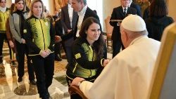 Pope receives amateur athletes