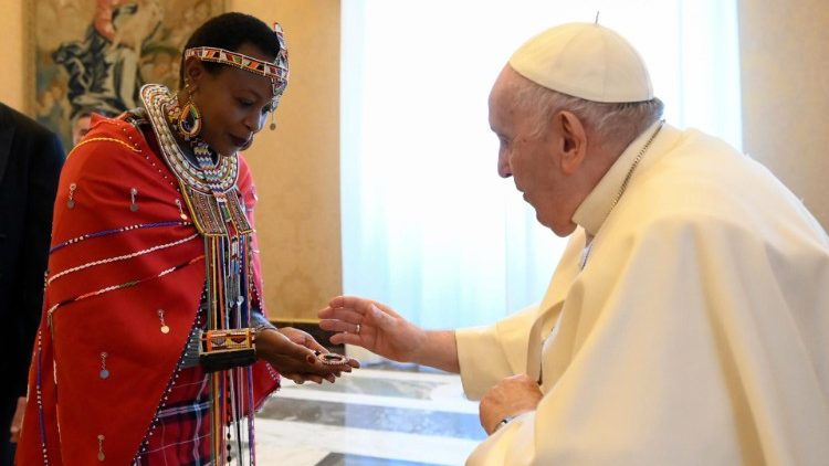 Il Papa con una rappresentante indigena 