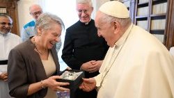 A UBS member offers Pope Francis a gift