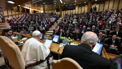 Der Papst mit den Teilnehmern der vom Dikasterium für die Laien, die Familie und das Leben veranstalteten Konferenz