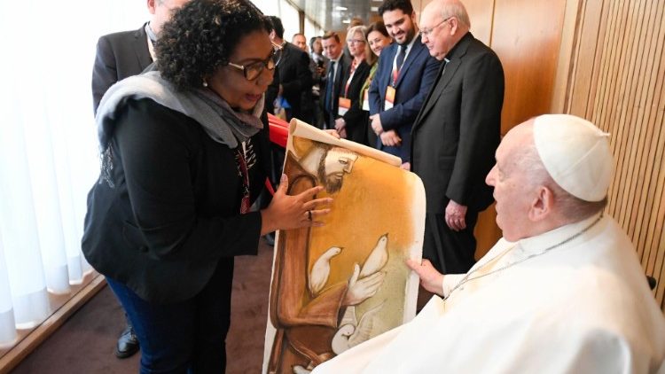 Eine Teilnehmerin und Papst Franziskus