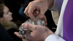 Post začenjamo tako, da sprejmemo pepeljenje: »Prah si in v prah se povrneš« (prim. 1Mz 3,19). 