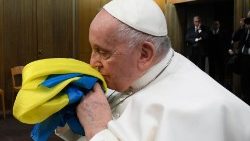 O Papa beija a bandeira ucraniana