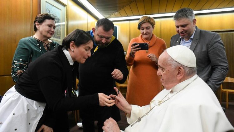 Al Papa in regalo un bracciale con il metallo dell'acciaieria