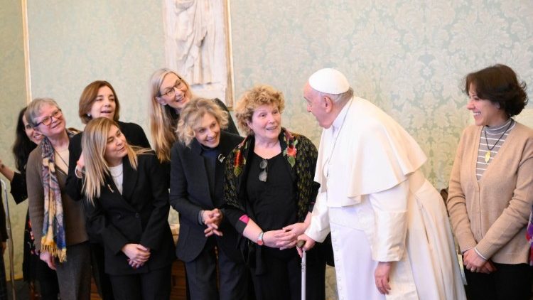 Papst Franziskus spricht sich immer wieder für eine Aufwertung der Frauen aus. Hier bei einer Audienz für die Redaktion der Monatszeitschrift "Donne -Chiesa-Mondo"