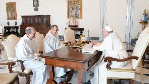 Převor z Taizé při jednání s papežem Františkem letos na jaře