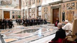 Il Papa con i partecipanti all'Incontro promosso dalla Strategic Alliance of Catholic Research Universities e dalla Fondazione Centesimus Annus Pro Pontefice