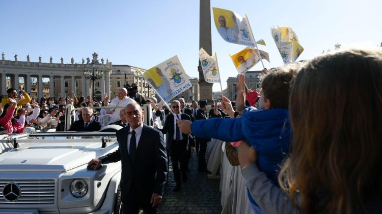 Okupljeno mnoštvo radosno pozdravlja papu Franju