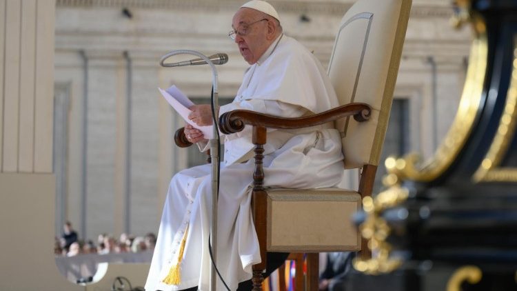 Il Papa mentre la catechesi all'udienza generale