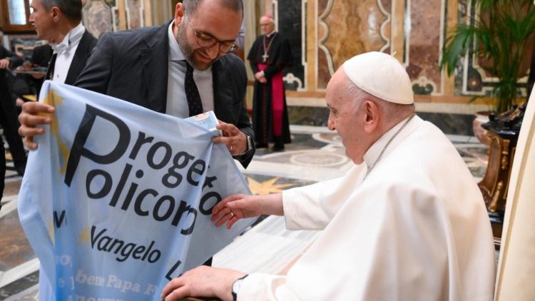Un giovane consegna alcuni doni al Papa
